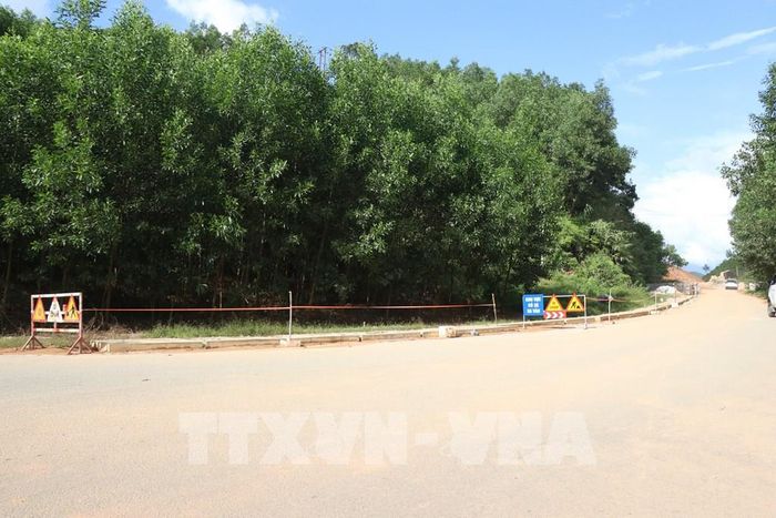 Điểm sạt lở tỉnh lộ 14B đi qua địa bàn xã Long Quảng là một trong những điểm sạt lở nghiêm trọng nhất xảy ra ở thành phố Huế do ảnh hưởng của các trận mưa lũ lịch sử tháng 1/2025. Ảnh: Mai Trang - TTXVN