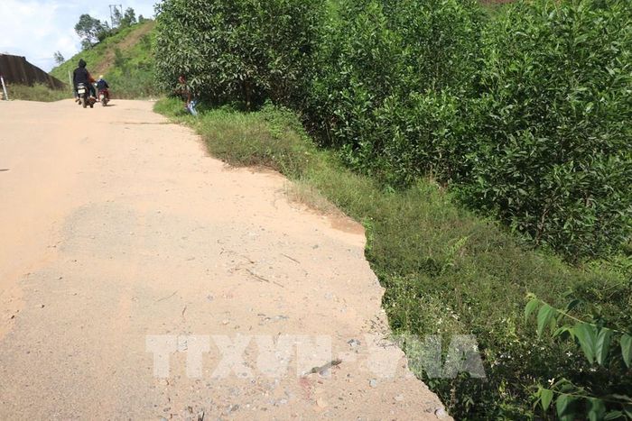 Mặt đường Tỉnh lộ 14B bị đứt gãy, hư hỏng. Ảnh: Mai Trang - TTXVN