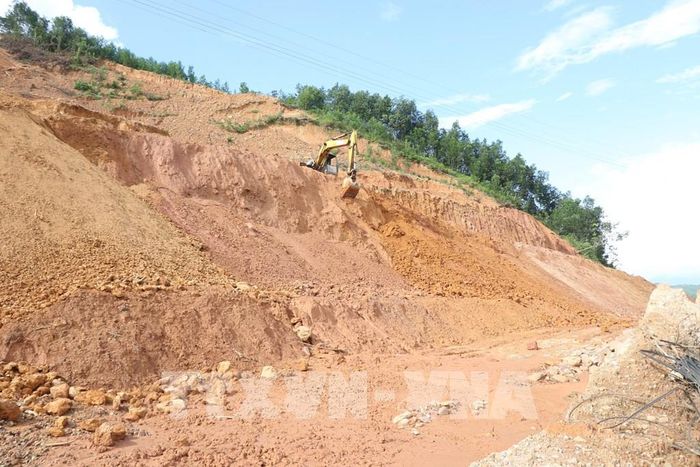 Hiện hơn 55.000m3 đất đá đã được xử lý đào bóc để từng bước xử lý taluy dương và mặt đường Tỉnh lộ 14B. Ảnh: Mai Trang - TTXVN