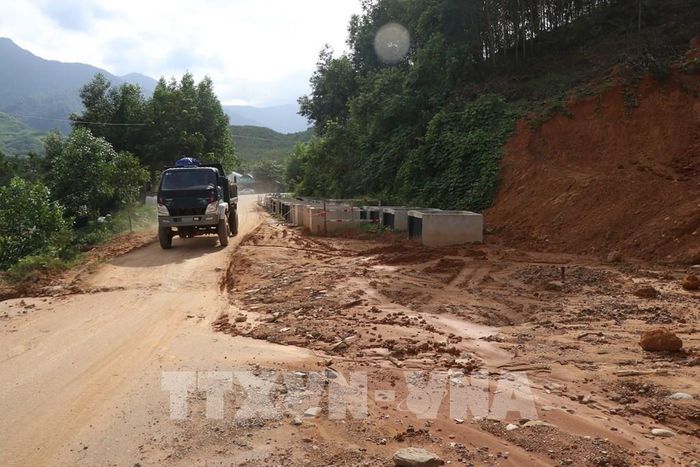 Điểm sạt lở ở lý trình Km34+600-Km34+890 trên tỉnh lộ 14B khiến phương tiện lưu thông khó khăn. Ảnh: Mai Trang - TTXVN
