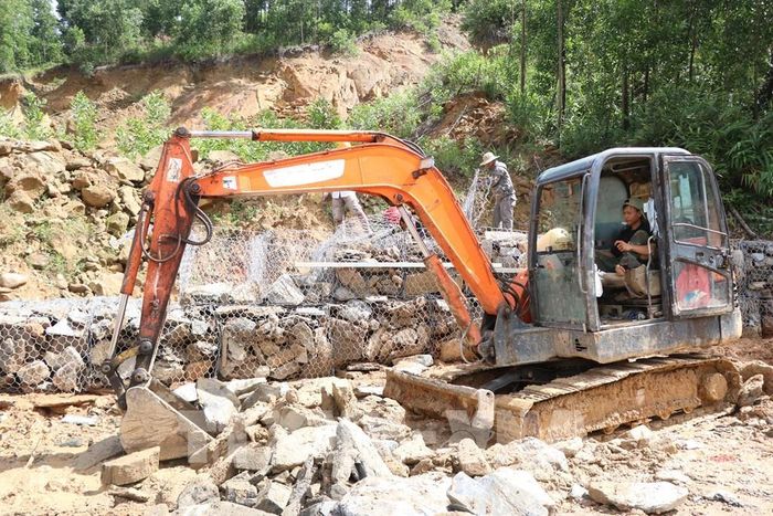Khẩn trương khắc phục xử lý sạt lở Tỉnh lộ 14B, đoạn đi qua địa bàn xã Khe Tre, thành phố Huế. Ảnh: Mai Trang -TTXVN