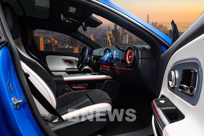 Nội thất Mercedes-Benz CLA 200 electric được trang bị ghế bọc da ARTICO kết hợp vi sợi MICROCUT; ghế trước AMG Line Sports Seat có tựa đầu liền khối, chỉnh điện, sưởi ấm và hỗ trợ đệm lưng 4 hướng