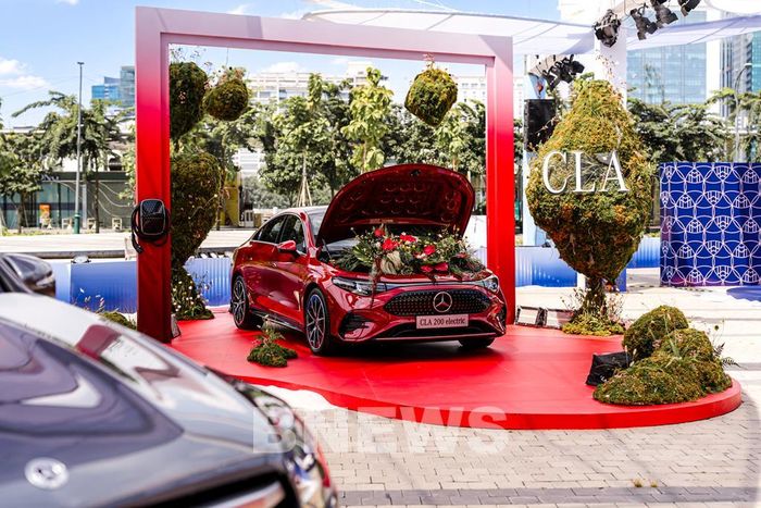 Tâm điểm tại sự kiện là Mercedes-Benz CLA 200 electric – mẫu sedan thuần điện mang phong cách thể thao trẻ trung, sở hữu ngôn ngữ thiết kế tương lai 