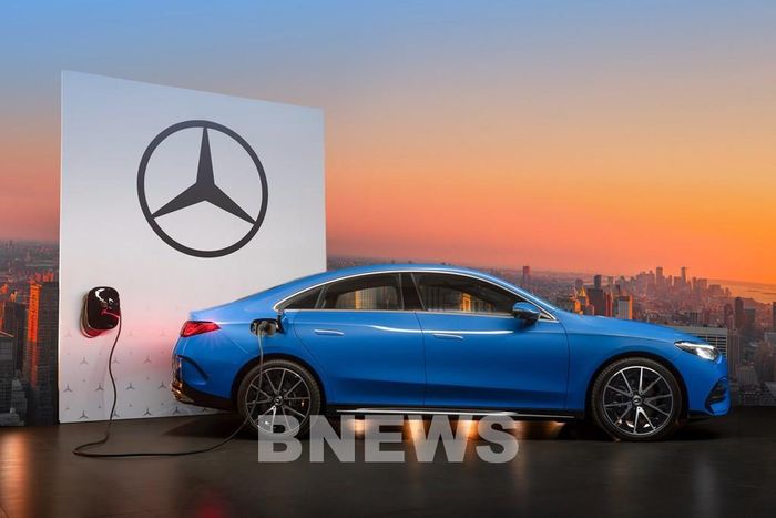 Mercedes-Benz CLA 200 electric sạc từ 10–80% trong khoảng 20 phút tại điều kiện sạc phù hợp. Với trạm chỉ tương thích hệ thống 400V, công suất DC tối đa giới hạn ở 100 kW và thời gian tương ứng khoảng 40–45 phút. Sạc AC 11 kW dùng điện 3 pha cho phép sạc từ 0–100% trong khoảng 6,5 giờ