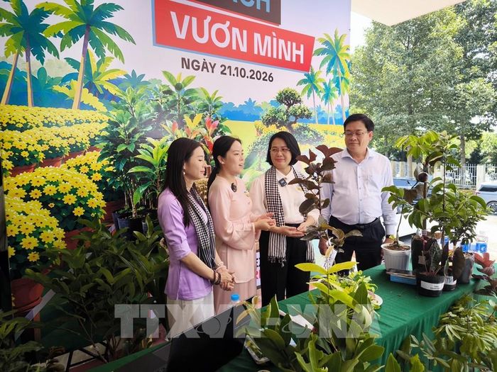 Lãnh đạo tỉnh Vĩnh Long tham gia livestream tại chương trình “Cộng đồng Chợ Lách vươn mình”. Ảnh: Huỳnh Phúc Hậu - TTXVN