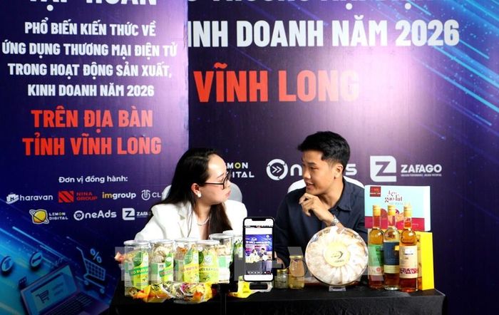 Các hộ kinh doanh sản phẩm OCOP đang thực hành kỹ năng livestream giới thiệu sản phẩm và bán hàng. Ảnh: Lê Thúy Hằng – TTXVN