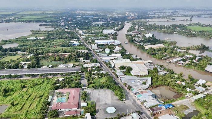 Tuyến đường tỉnh 943 đi qua địa bàn xã Phú Hòa, sẽ kết nối trực tiếp tuyến cao tốc Châu Đốc - Cần Thơ - Sóc Trăng góp phần kết nối giao thương, vận chuyển hàng hóa và thúc đẩy phát triển kinh tế địa phương. Ảnh: Thanh Sang – TTXVN