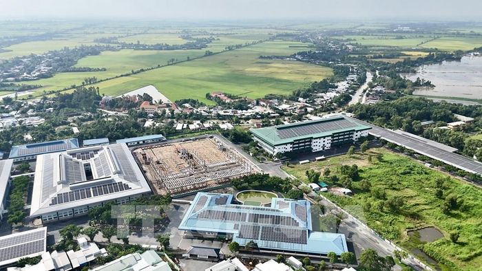 Nhà máy TBS tại Phú Hòa (An Giang) hoạt động trong lĩnh vực sản xuất giày dép phục vụ thị trường xuất khẩu, góp phần giải quyết việc làm cho lao động địa phương. Ảnh: Thanh Sang – TTXVN