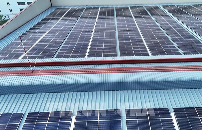 Nhiều doanh nghiệp trên địa bàn tỉnh Tây Ninh đã đầu tư điện mặt trời mái nhà nhằm chủ động một phần nhu cầu điện sản xuất, đồng thời thực hiện yêu cầu sử dụng năng lượng tiết kiệm, hiệu quả. Ảnh: Bùi Giang - TTXVN 