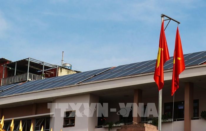 Điện mặt trời mái nhà được lắp đặt tại cơ quan, công sở góp phần tiết kiệm điện và bổ sung nguồn năng lượng tại chỗ. Ảnh: Bùi Giang - TTXVN 