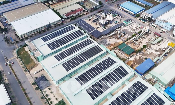 Doanh nghiệp đầu tư lắp đặt điện mặt trời mái nhà nhằm chủ động một phần nhu cầu điện sản xuất, đồng thời thực hiện yêu cầu sử dụng năng lượng tiết kiệm, hiệu quả. Ảnh: Bùi Giang - TTXVN