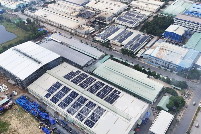 Tây Ninh khuyến khích doanh nghiệp kết hợp điện mặt trời mái nhà với hệ thống lưu trữ năng lượng, góp phần giảm phụ tải vào các khung giờ cao điểm. Ảnh: Bùi Giang - TTXVN 