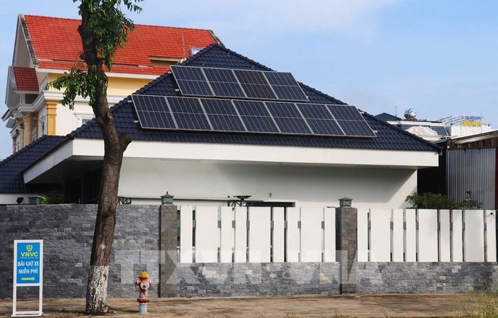 Hệ thống điện mặt trời mái nhà được lắp đặt tại một hộ gia đình ở Tây Ninh, góp phần chủ động nguồn điện phục vụ sinh hoạt. Ảnh: Bùi Giang - TTXVN