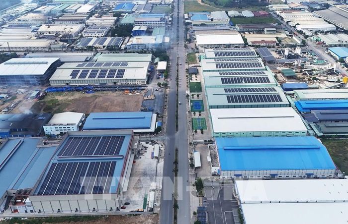Tại các khu công nghiệp trên địa bàn tỉnh Tây Ninh, nhiều nhà máy, doanh nghiệp đã lắp đặt hệ thống điện mặt trời mái nhà, góp phần tiết kiệm chi phí điện năng, chủ động một phần nguồn điện phục vụ sản xuất. Ảnh: Bùi Giang - TTXVN 
