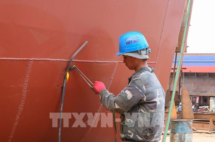 Sau giai đoạn thoái trào, nghề đóng tàu tại xã Xuân Trường (tỉnh Ninh Bình) đang chứng kiến sự trở lại đầy ấn tượng của các doanh nghiệp tư nhân. Ảnh: Công Luật - TTXVN 