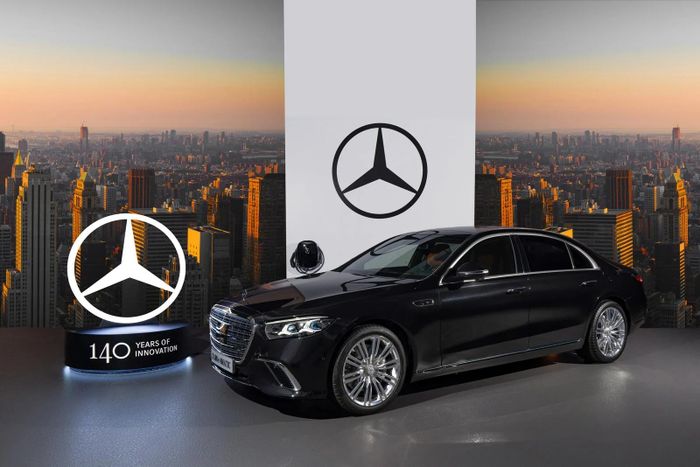 Theo Mercedes-Benz, S 580 e 4MATIC là bản PHEV của S-Class mới dài 5.309 mm, chiều dài cơ sở 3.216 mm, dùng mâm rèn 20 inch 10 chấu kép. Nội thất S 580 e 4MATIC dùng da Nappa Exclusive, gỗ Amber họa tiết xương cá. Ghế thương gia bên phụ phía sau ngả đến 43,5 độ, bệ đỡ chân chỉnh đến 50 độ, có massage bắp chân và gói Chauffeur.  Xe tăng tốc 0-100 km/h trong 4,4 giây, tốc độ tối đa 250 km/h. Pin 21,96 kWh cho 93-103 km chạy điện theo WLTP, sạc AC 11 kW đầy trong 2,25 giờ, sạc DC tối đa 60 kW từ 10-80% trong khoảng 20 phút. S 580 e 4MATIC là mẫu duy nhất trong các xe PHEV ra mắt lần này được hỗ trợ sạc nhanh DC, giá bán 6,189 tỷ đồng.