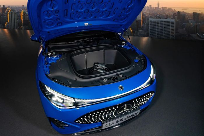 CLA 200 Electric là mẫu xe thuần điện duy nhất được ra mắt lần này và cũng là mẫu xe có giá bán thấp nhất, chỉ 1,59 tỷ đồng. Động cơ điện cầu sau, công suất 224 mã lực và mô-men xoắn 335Nm, kết hợp hộp số tự động 2 cấp. Xe có khả năng tăng tốc 0-100km/h trong 7,5 giây. CLA 200 Electric sử dụng kiến trúc điện áp cao 800V, hỗ trợ sạc nhanh DC, cho phép sạc 10%-80% trong 20 phút. Theo hãng, CLA 200 Electric chỉ cần 10 phút sạc để có thể bổ sung khoảng 300km phạm vi hoạt động. Pin dung lượng 58kWh, quãng đường di chuyển tối đa 459-542km mỗi lần sạc.