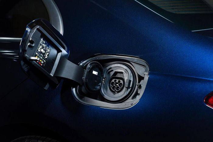 Mercedes-Benz E 350 e (PHEV) là mẫu xe hybrid sạc ngoài, gồm động cơ xăng 2.0L, 4 xy-lanh kết hợp mô-tơ điện. Tương tự GLC 350 e 4Matic, E 350 e PHEV cũng có công suất 313 mã lực và mô-men xoắn 550Nm, nhưng tăng tốc nhanh hơn, chỉ mất 6,4 giây để đạt tốc độ 0-100km/h. Bộ pin lithium-ion thấp hơn một chút so với GLC 350 e, khi E 350 e chỉ được trang bị pin dung lượng 19,53 kWh, quãng đường chạy thuần điện 97-116 km theo chuẩn WLTP. Trong khi giá bán cao hơn GLC 350 e 391 triệu đồng (giá niêm yết 3,399 tỷ đồng).