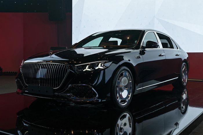 Ở triển lãm kết hợp ra mắt mẫu xe mới lần này, Mercedes-Benz cũng giới thiệu bổ sung thêm bản PHEV cho các mẫu Maybach S 480 và Maybach S 580 e (dòng S-Class) với giá bán tương ứng 8,639 tỷ đồng và 8,899 tỷ đồng và bản nâng cấp S-Class 580 e 4 Matic, giá bán 6,189 tỷ đồng.