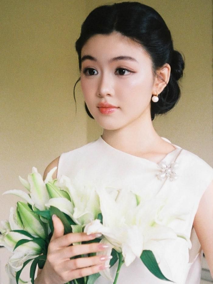 Dù chưa chính thức theo đuổi con đường hoạt động nghệ thuật chuyên nghiệp, Lọ Lem vẫn sở hữu sức hút đáng kể trên mạng xã hội.