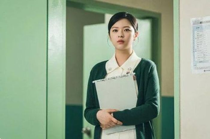 Tạo hình nữ sĩ quan điều dưỡng của JEONGYEON trong phim.