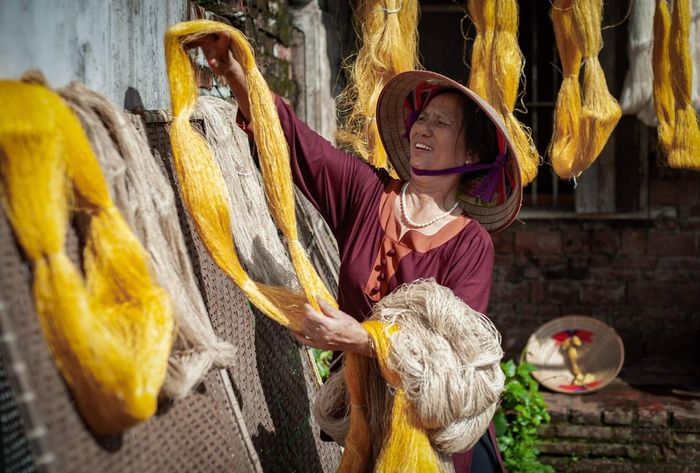 Những sợi tơ óng ả được hong nắng sớm