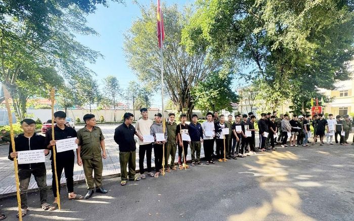 Các đối tượng cùng hung khí. Ảnh: CACC
