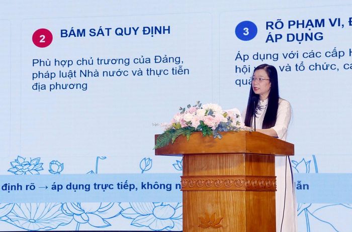 Phó Chủ tịch Hội LHPN Việt Nam Nguyễn Thị Thu Hiền trình bày chuyên đề về Hướng dẫn thực hiện Điều lệ Hội và quán triệt 2 Nghị quyết chuyên đề