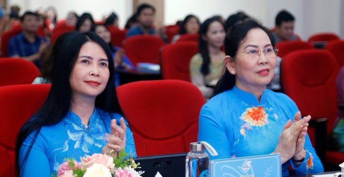 Bà Lê Thị Thủy (bên phải), Ủy viên Trung ương Đảng, Phó Chủ tịch Ủy ban Trung ương MTTQ Việt Nam, Bí thư Đảng ủy, Chủ tịch Hội LHPN Việt Nam và bà Trần Lan Phương, Phó Bí thư Thường trực Đảng ủy, Phó Chủ tịch Thường trực Hội LHPN Việt Nam, Đại biểu Quốc hội khóa XVI, tham dự Hội nghị