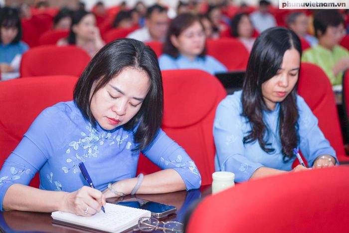 Cán bộ Hội ở điểm cầu Trung ương Hội LHPN Việt Nam tham dự Hội nghị.