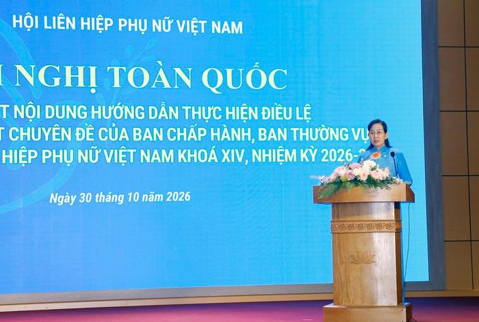 Bà Lê Thị Thủy, Ủy viên Trung ương Đảng, Phó Chủ tịch Ủy ban Trung ương MTTQ Việt Nam, Bí thư Đảng ủy, Chủ tịch Hội LHPN Việt Nam, phát biểu bế mạc Hội nghị. Ảnh: Minh Trang