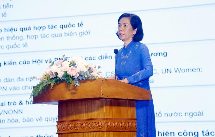 Phó Chủ tịch Hội LHPN Việt Nam Nguyễn Thị Minh Hương giới thiệu 3 Nghị quyết chuyên đề của Ban Thường vụ Trung ương Hội. Ảnh: Minh Trang