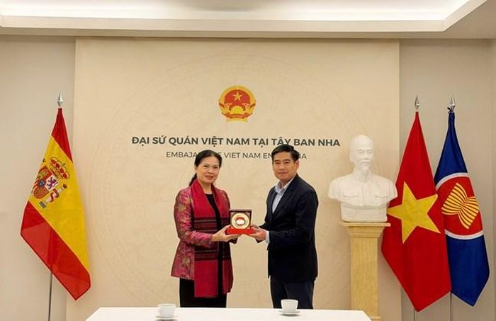 Phó Chủ tịch - Tổng Thư ký Hà Thị Nga tặng quà lưu niệm cho Đại sứ quán Việt Nam tại Tây Ban Nha
