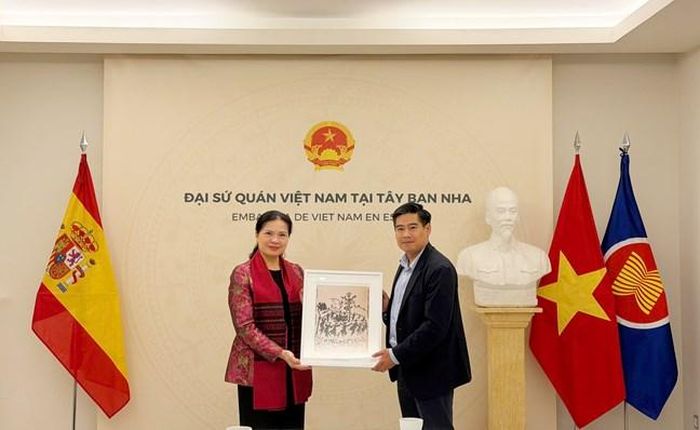 Phó Chủ tịch - Tổng Thư ký Hà Thị Nga nhận quà lưu niệm từ Đại sứ quán Việt Nam tại Tây Ban Nha
