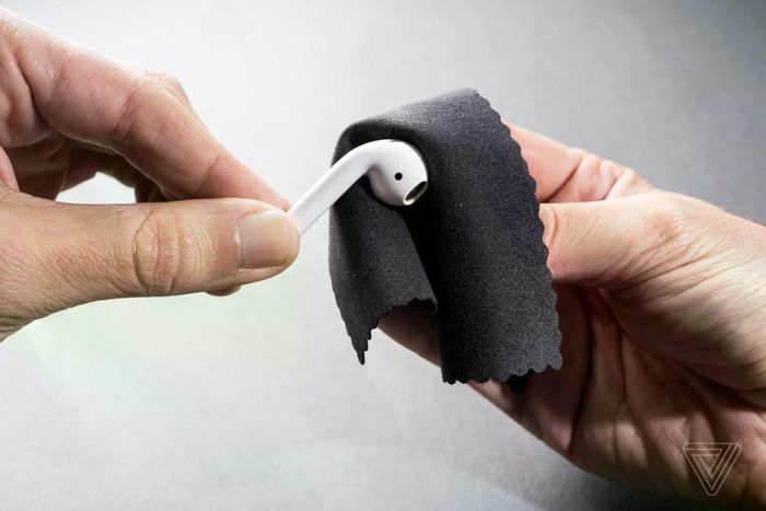 Nên sử dụng khăn microfiber (khăn sợi vi mảnh) lau nhẹ toàn bộ bề mặt, đặc biệt là những vị trí thường xuyên tiếp xúc với tay và tai