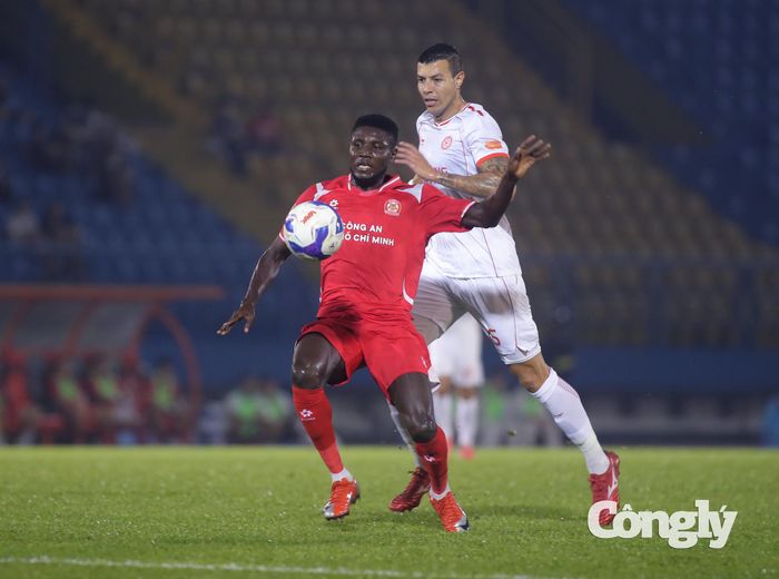Olaha Mạnh Đức đang thể hiện phong độ tốt tại V.League nhiều khả năng lọt mắt xanh thầy Kim. Ảnh: Đình Viên.