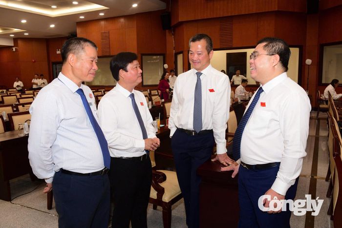 Các đại biểu thảo luận bên lề kỳ họp.