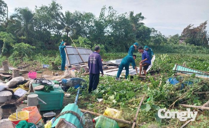 Giông lốc làm 87 căn nhà sập, tốc mái, nhiều trụ điện gãy đổ, gây thiệt hại hơn 1,4 tỷ đồng.