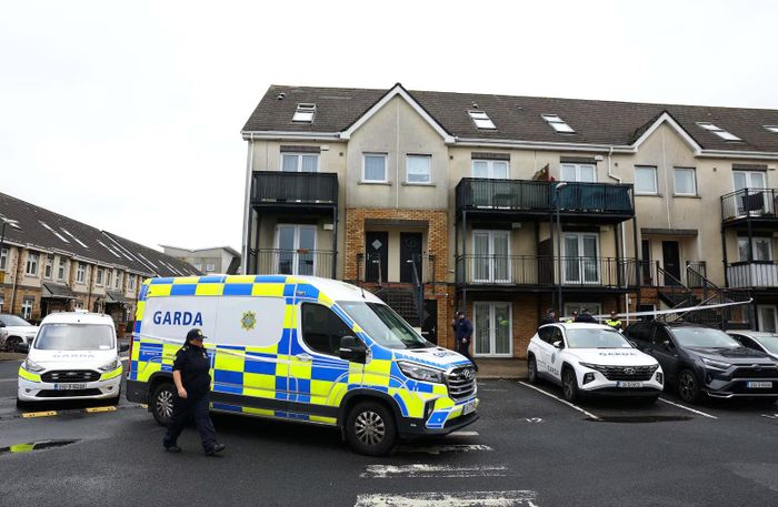 Cảnh sát bên ngoài khu Melville Terrace ở Finglas ngày phát hiện vụ án. Ảnh: Damien Eagers//Irishtimes