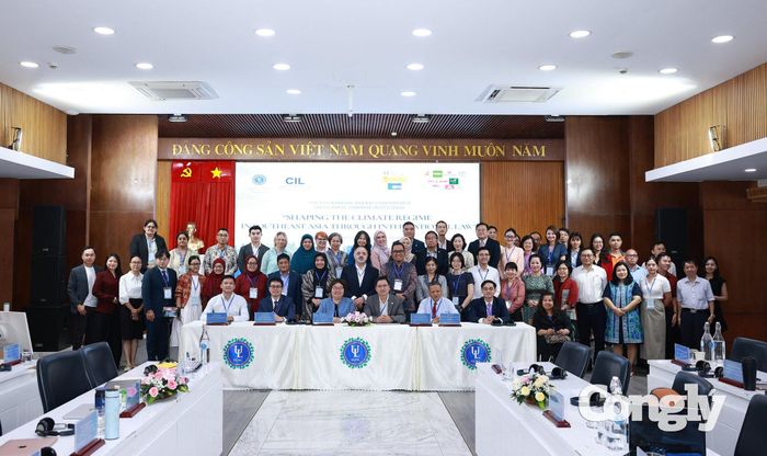 Các đại biểu chụp ảnh lưu niệm tại hội thảo