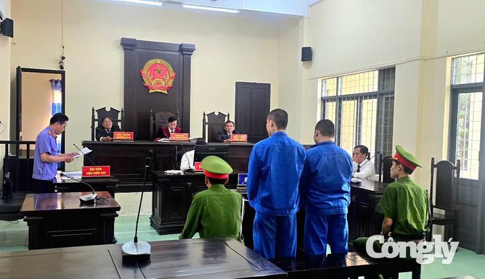 Quang cảnh phiên tòa