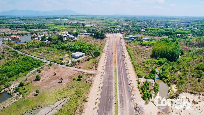 Dự án nâng cấp đường ven biển Vũng Tàu - Bình Thuận khởi công tháng 6/2023, dài khoảng 76,86km, tổng mức đầu tư hơn 6.533 tỷ đồng, chia thành 5 đoạn thành phần. Theo quy hoạch, tuyến đường có quy mô 6 - 8 làn xe, tốc độ thiết kế 80km/h ngoài đô thị và khu dân cư, 50km/h trong đô thị và khu đông dân cư.