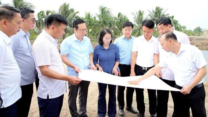 Bà Trịnh Thị Minh Thanh, Phó bí thư Thành ủy, Chủ tịch HĐND thành phố Quảng Ninh làm việc với tám phường về các dự án chậm tiến độ. Ảnh: Quang Ninh Media