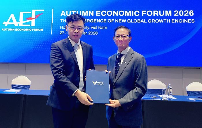 Ông Joseph Low (phải) nhận chứng nhận thành viên VIFC từ ông Trương Minh Huy Vũ, Phó chủ tịch UBND TP. HCM, Chủ tịch cơ quan điều hành Trung tâm tài chính quốc tế Việt Nam tại TP. HCM. Ảnh: DNCC.