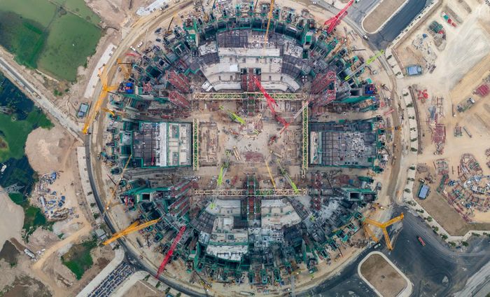 Dự án có quy mô 135.000 chỗ ngồi, hệ thống mái che đóng mở tự động, hiện các hạng mục đang được triển khai đồng thời với số lượng nhân công và máy móc chuyên dụng khá lớn.