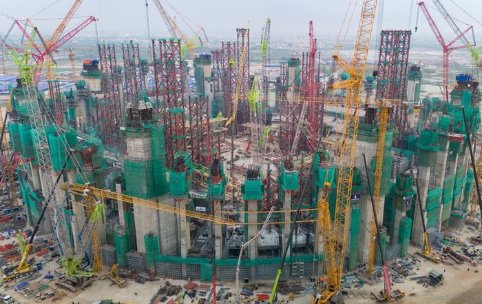 Các thiết bị đưa vào phục vụ dự án phải trải qua quy trình kiểm định và kiểm tra định kỳ. Những thiết bị phục vụ cẩu, nâng hạ cấu kiện lớn được chú trọng kiểm soát; các hệ thống treo và thiết bị nâng hạ cũng được thử tải theo yêu cầu kỹ thuật trước khi vận hành.