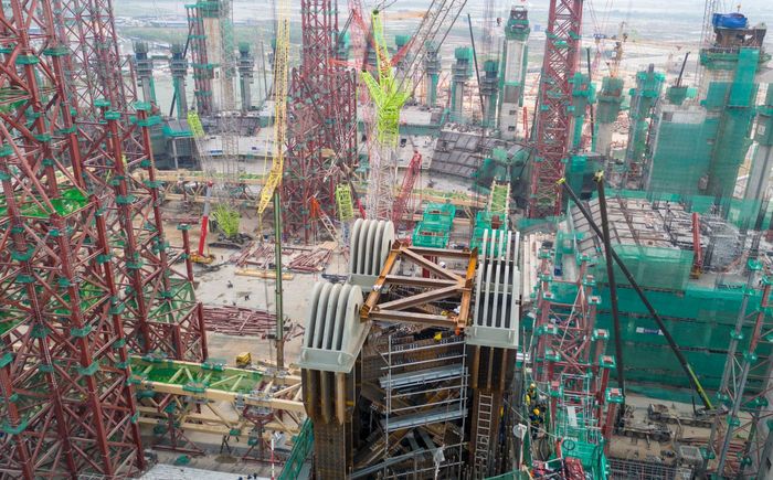 Để phục vụ công tác tổ hợp, lắp dựng kết cấu thép, dự án đã huy động các loại cẩu siêu trường, siêu trọng có sức nâng 1.800 tấn, 1.250 tấn và 800 tấn.