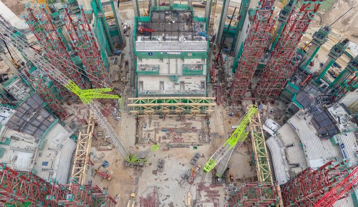 Hiện tại, các hạng mục nền móng và sàn cơ bản đã hoàn thành. Các nhà thầu đang tập trung thi công sàn khán đài, phòng chức năng bên trong sân vận động, đồng thời lắp dựng hệ thống kết cấu thép.