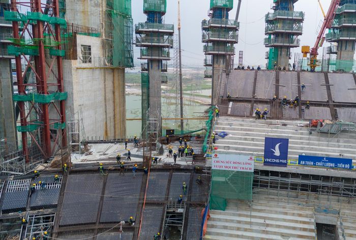 Trên công trường làm việc ba ca, luôn túc trực khoảng 16.000 công nhân trong khu vực sân vận động và các hạng mục phụ trợ xung quanh. Nếu tính cả các khu vực khác trong khu phức hợp thể thao, số lượng công nhân lên tới 20.000 người.