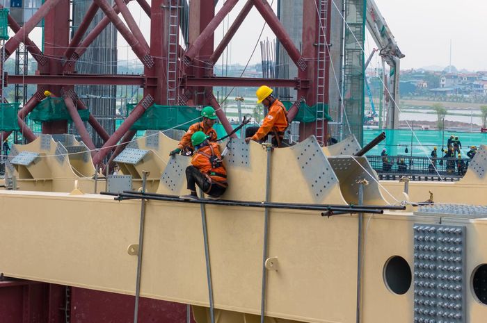 Theo kế hoạch, dự kiến tháng 11/2026 hoàn thành hệ trụ dàn kích nâng và chạy thử nghiệm. Tháng 12, sẽ phối hợp cùng đối tác nước ngoài tiến hành nâng toàn bộ phần mái thép phân khu một.